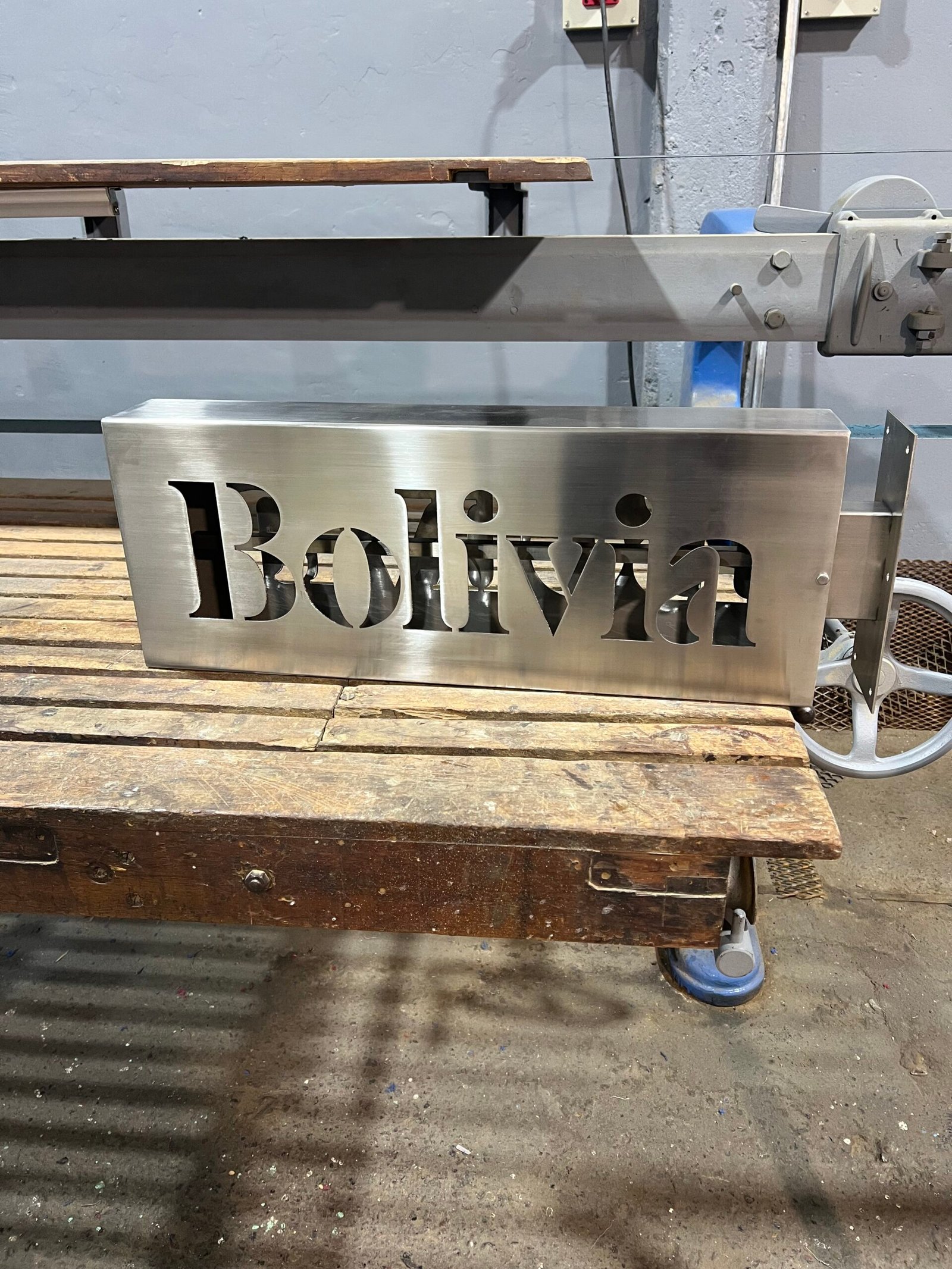 Cartel con iluminacion LED en acero INOXIDABLE para BOLIVIA - INOXSTEELS