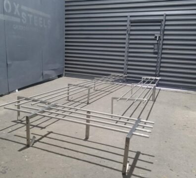 Estantes de diseño en acero inoxidable - INOXSTEELS