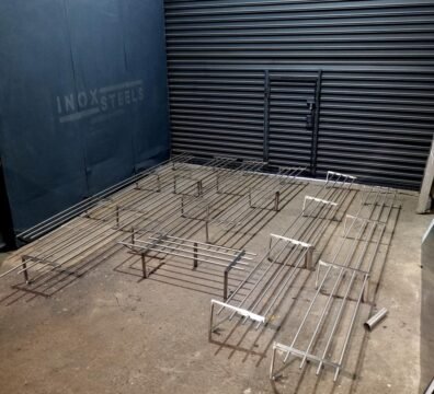 Estantes de diseño en acero inoxidable - INOXSTEELS