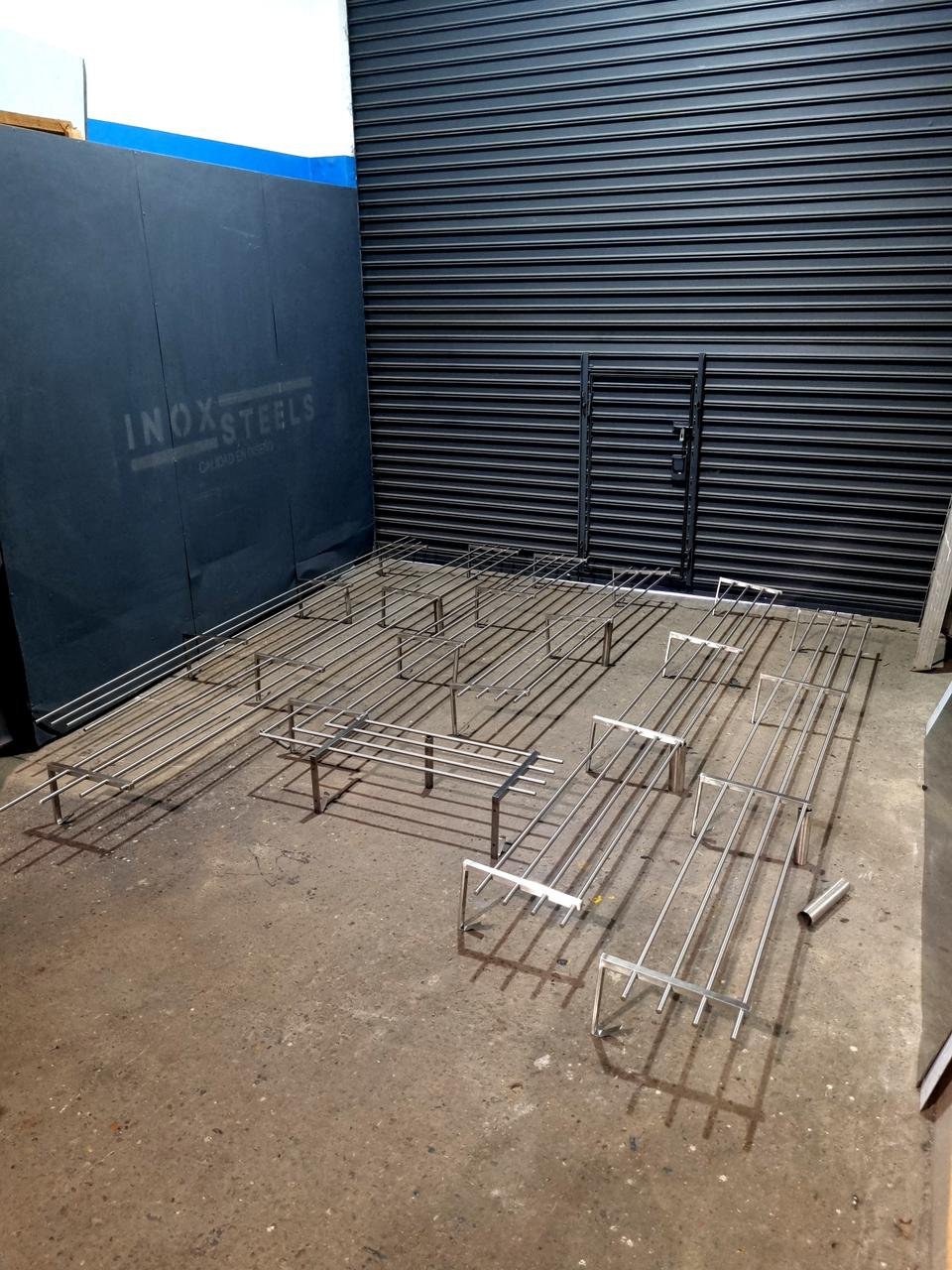 Estantes de diseño en acero inoxidable - INOXSTEELS