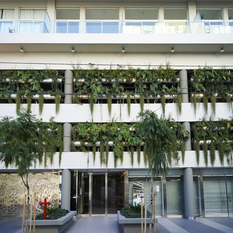 INOXSTEELS | Fabricación en Acero Inoxidable a Medida en Buenos Aires 18 FRENTE DE EDIFICIO Y MACETEROS- ACERO INOXIDABLE- INOXSTEELS