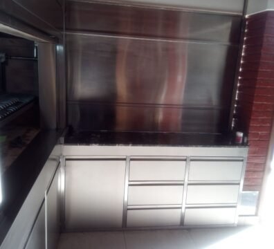 FRENTE DE PARRILLA COMPLETO EN L con fogonero y emparrillado - INOXSTEELS