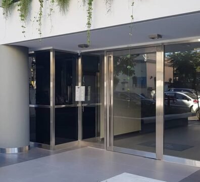 Frente de edificio en acero inoxidable y maceteros - INOXSTEELS