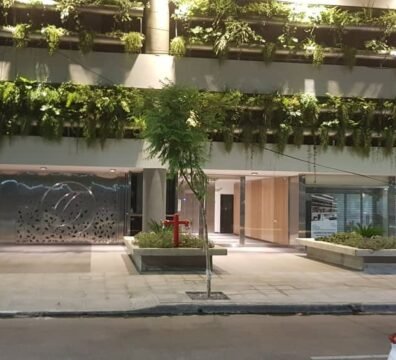 Frente de edificio en acero inoxidable y maceteros - INOXSTEELS