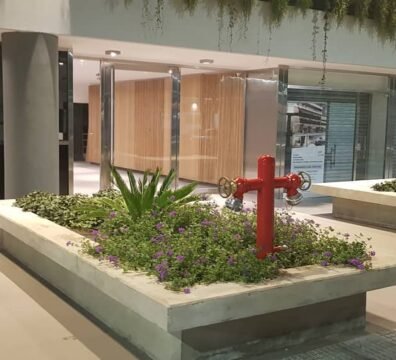 Frente de edificio en acero inoxidable y maceteros - INOXSTEELS