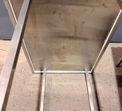 Mesas de servicio con estante en chapa microperforada acero inoxidable - INOXSTEELS