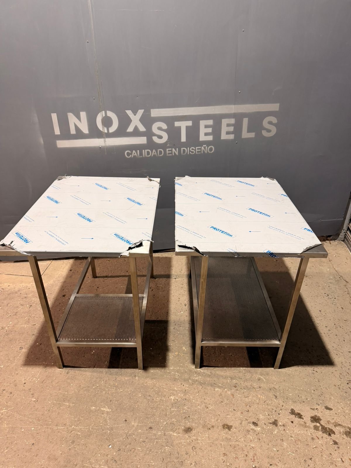 Mesas de servicio con estante en chapa microperforada acero inoxidable - INOXSTEELS