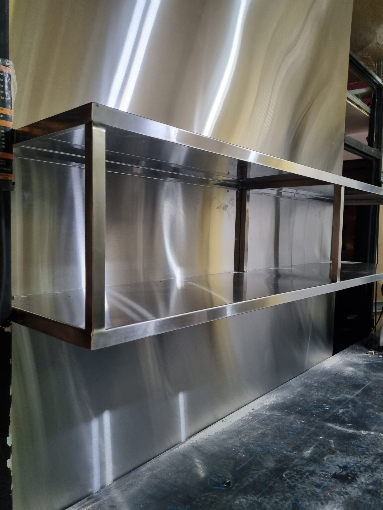 INOXSTEELS | Fabricación en Acero Inoxidable a Medida en Argentina 4 EVESTIMIENTO Y ESTANTERIA PARA COCINA GASTRONOMIA EN ACERO INOXIDABLE (INOXSTEELS)